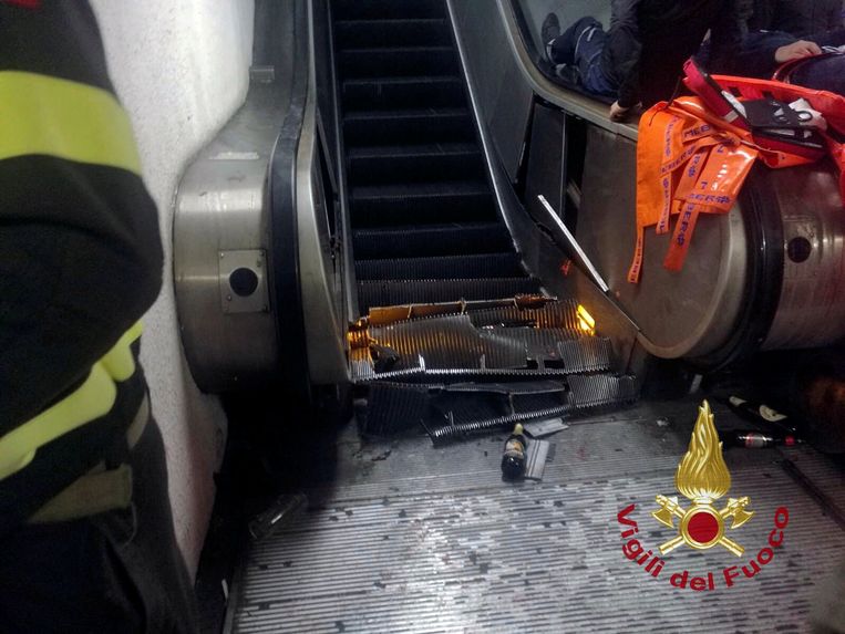 De kapotte roltrap in het metrostation Repubblica in het centrum van Rome. Beeld REUTERS