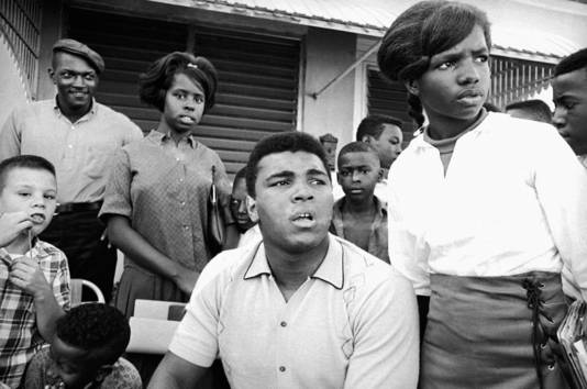 Ali met zijn buren in Miami in februari 1966, nadat hij tijdens een persconferentie in zijn huis verklaarde ontstemd te zijn door de herziening van zijn militaire keuring.