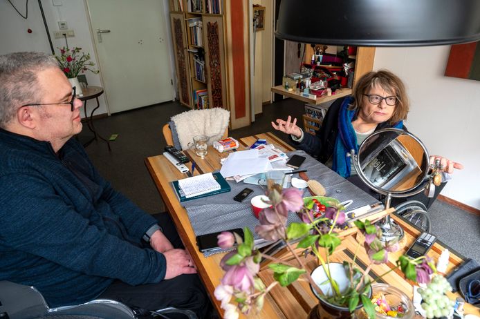 Schrijfster Petra Jorissen en ED-verslaggever Frank van den Muijsenberg in gesprek over hun dwarslaesie en de 'revalidatieroman' van de oud-Eindhovense.