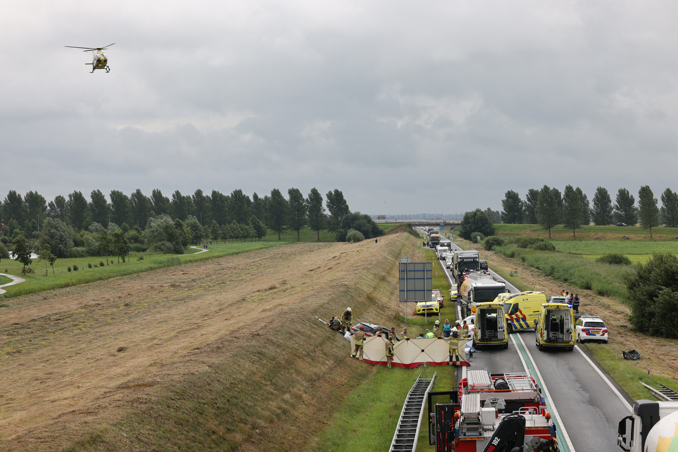 Drie personen zwaargewond bij ernstig ongeval op N50: auto kwam met