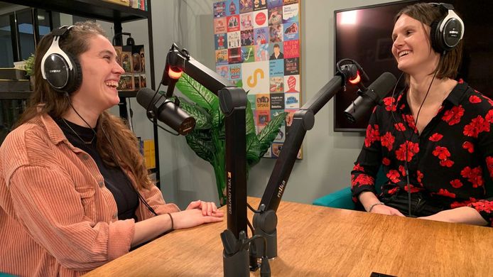 Ieke Schout en Lieke Malcorps, die afgelopen jaar voor Dag en Nacht Media de podcast De goudschat van Serooskerke maakten. De podcast bereikte daarmee de nummer één positie van de Dutch Podcast Top 20 Charts.