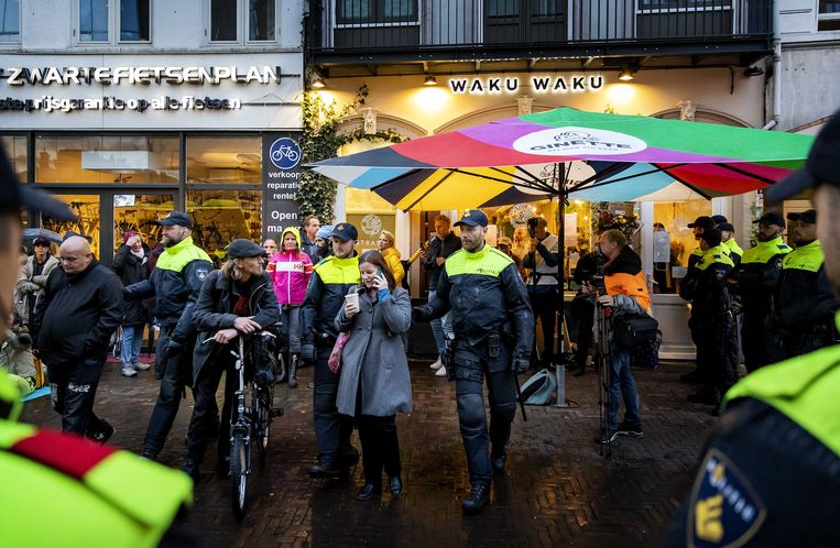 Protesten tegen de coronatoegangspas bij het Utrechtse restaurant Waku Waku. Beeld ANP
