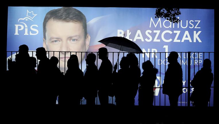 Een verkiezingsaffiche van de regerende partij in Polen, Recht en Rechtvaardigheid. Beeld AP