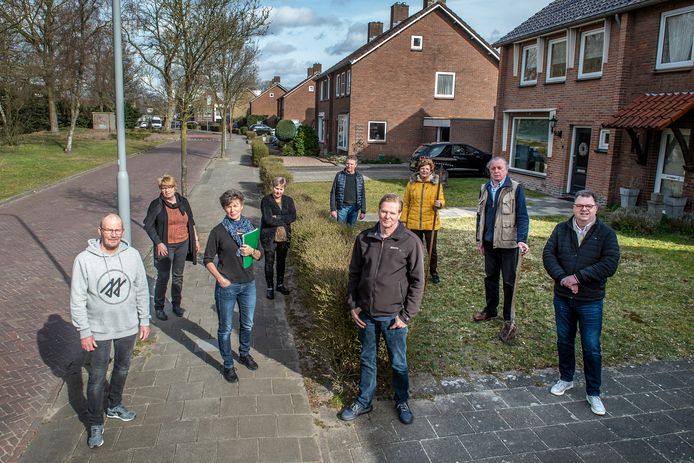 De gemeente wil dat bewoners van de Meidoornlaan gaan betalen voor hun voortuintjes, terwijl ze al jaren zelf voor hun tuin zorgen. Een aantal bewoners trekt gezamenlijk op tegen dit voornemen van de gemeente. Vooraan in het midden op de foto: Adam Segeren.