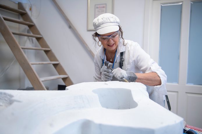 Frieda Waanders is voor ZGT in Almelo en Hengelo bezig met een beeldhouwwerk ter herinnering aan de coronaperiode. Waanders werkt er aan in haar atelier.