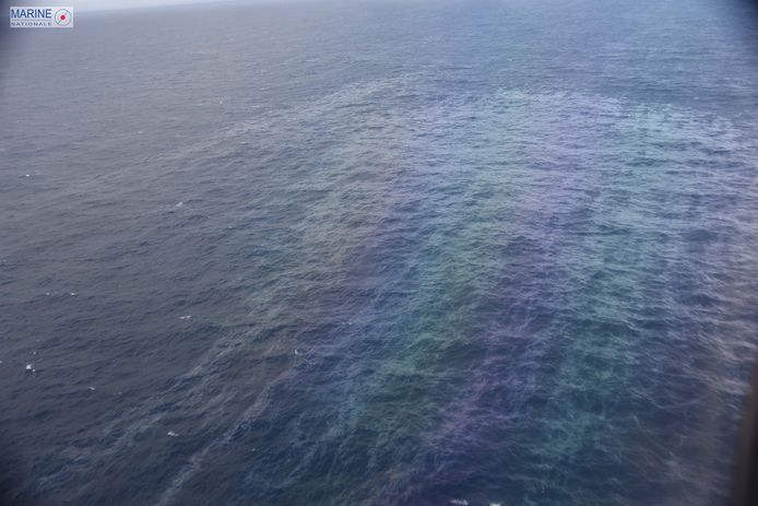 Een oliespoor op zee voor de Franse kust waar het schip Grande America gezonken is.