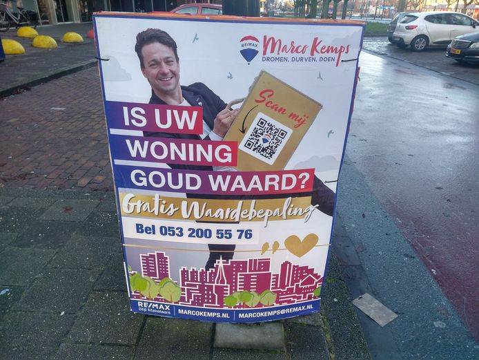 Reclamebord van Re/Max Stijl Makelaars aan de Boulevard.