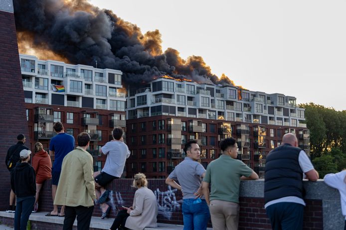 De brand op de toegevoegde bovenste lagen van een appartementencomplex aan de Joan Muyskenweg in Amsterdam-Oost. Het hele wooncomplex werd onbewoonbaar verklaard.