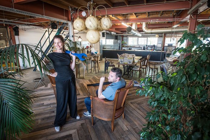 Directeur Lisette Spee en Michiel van der Zanden in MotMot gallery in Electron.