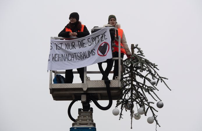Op de spandoek van de activisten stond: "Dit is enkel maar de top van de kerstboom".