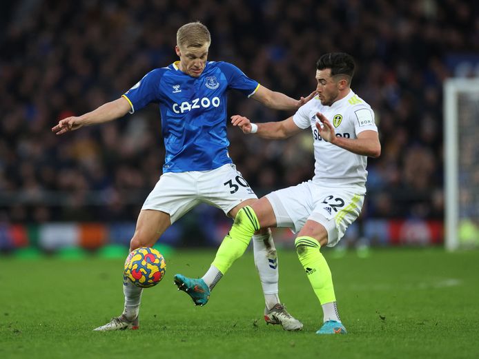 Donny van de Beek (l) in actie tegen Leeds United.