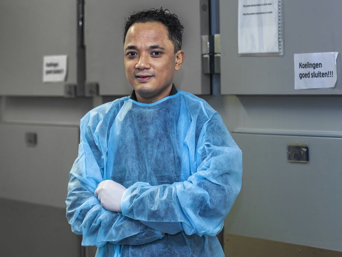 Forensisch arts Glenn Tan in het mortuarium in het St. Antonius Ziekenhuis te Nieuwegein.