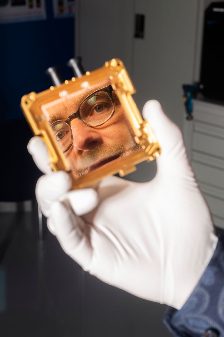 Jochem Baselmans sees himself on his detector.  Image by Niels Bleckmolen 