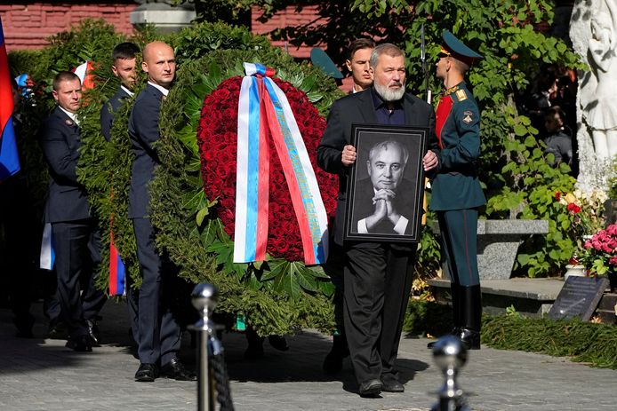 Dmitry Muratov, direttore del quotidiano indipendente Novaya Gazeta, diretto da Gorbaciov (nella foto con un ritratto tra le mani), ha guidato il corteo funebre.