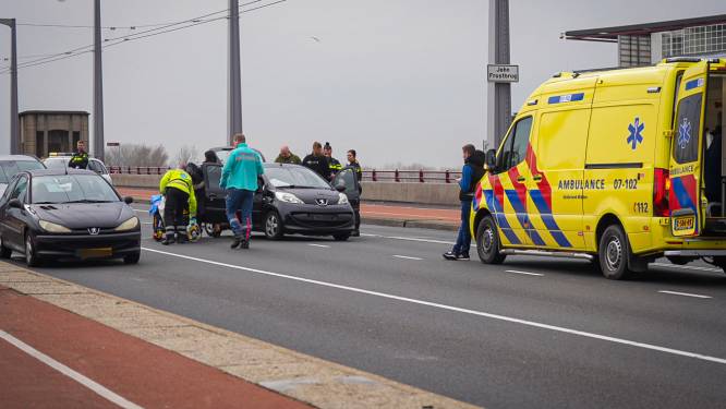 File op de John Frostbrug na botsing tussen meerdere auto's 