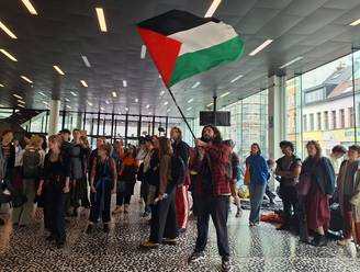 “Rik Van de Walle, you can’t hide”: honderdtal studenten bezet Universiteitsforum en vraagt uitleg van UGent rond oorlog in Palestina