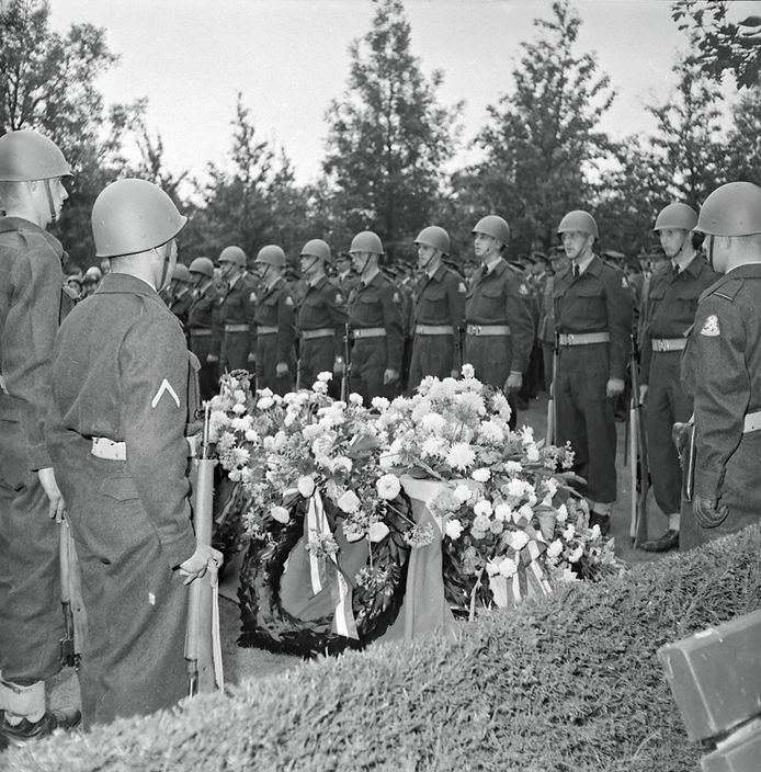 De begrafenis van militaire vlieger Van Dijk in Eindhoven in augustus 1958
