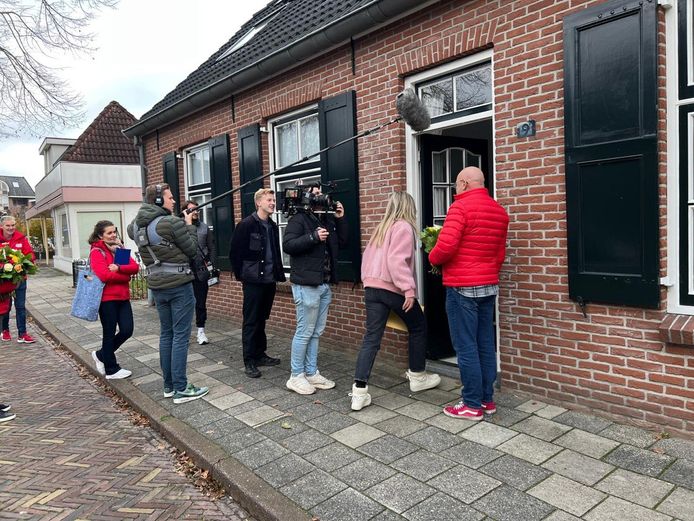 Gaston bracht vrijdagmiddag bij zes van de negen oneven huisnummers in de Smidsstraat in Hellendoorn een envelop met een flinke cheque.