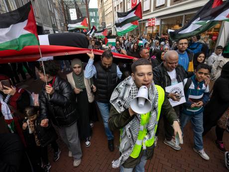 Winkelend publiek aan de kant voor Palestina-mars door Eindhovense binnenstad: ‘Ik móest hier bij zijn’