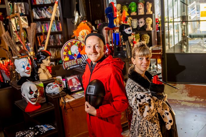 Jeroen en Valerie Aertgeerts van Kostuum&Karamel in Mechelen. “Het is precies alsof iederéén dit weekend een verkleedfeestje heeft.”