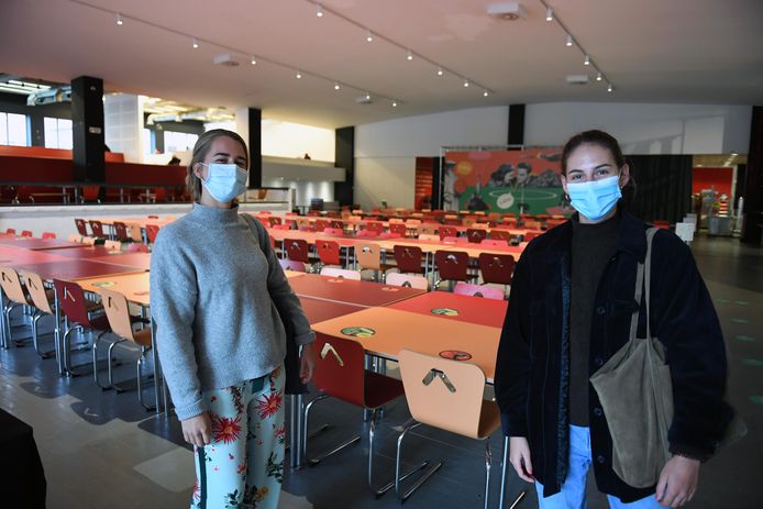Studentes Eline De Smet en Joke De Vos in een lege Studentenrestaurant Alma.