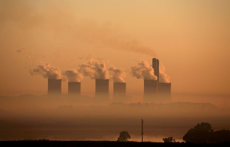 De Lethabo- kolencentrale bij Sasolburg in Zuid-Afrika. De regering wil verduurzamen, maar kan nog niet zonder zulke centrales.
	 Beeld Siphiwe Sibeko / Reuters