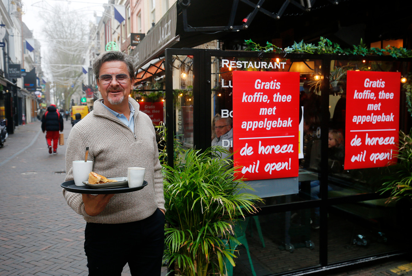 Richard den Hartog, eigenaar van Café Het College was zaterdag kort open als protest.