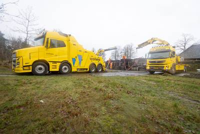 Twentse autoberger Wolves voor het eerst met reuze ‘wrecker’ op pad om vrachtwagen weg te halen