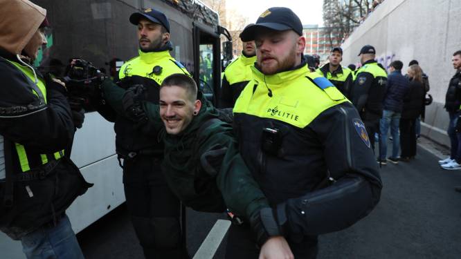 Honderden klimaatactivisten opgepakt voor blokkeren A12 in Den Haag