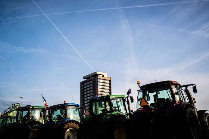 Boeren protesteren bij het provinciehuis in Den Bosch tegen de strenge stikstofregels.