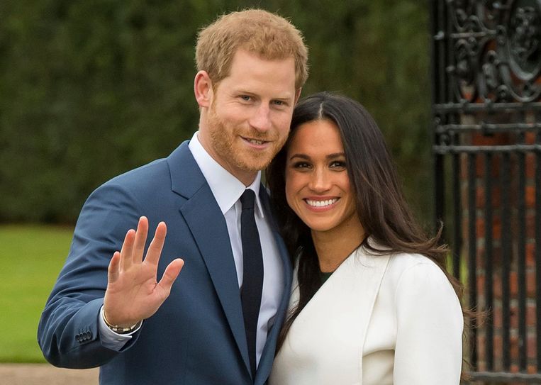 De Britse prins Harry en zijn kersverse verloofde Meghan Markle poseren voor de pers bij Kensington Palace. Beeld AP