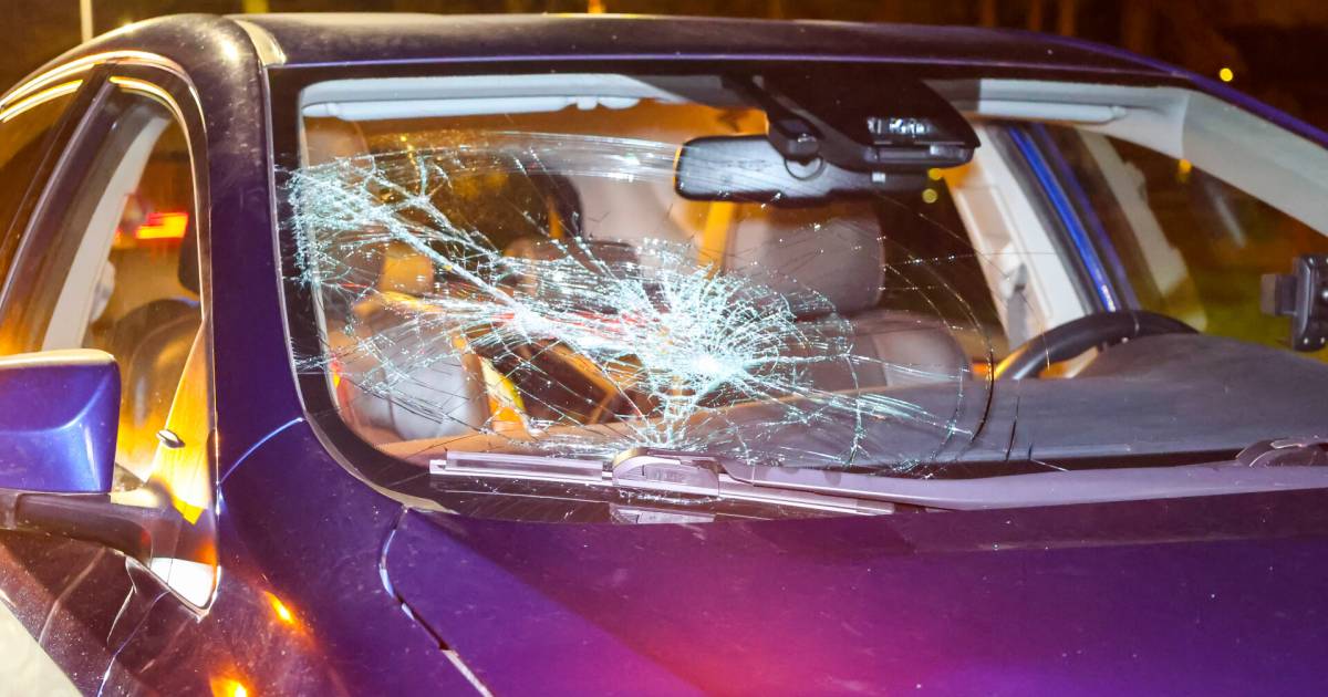Voorruit van auto volledig gebarsten bij botsing met fietser in Oss.