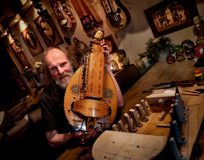 uitroepen zadel gat Steve Carter uit Eindhoven maakt met liefde middeleeuwse muziekinstrumenten  | Eindhoven | ed.nl