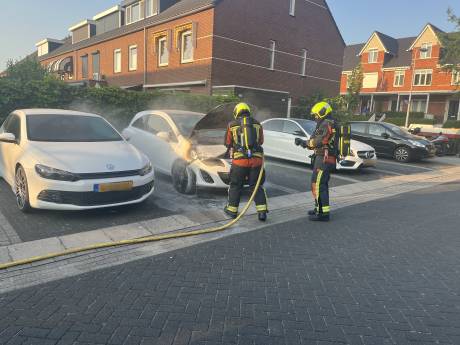 Auto vliegt in brand op parkeerplaats