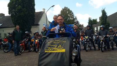 Peloton aan brommers vertrekt uit Diessen met Tony van Gijsel op kop