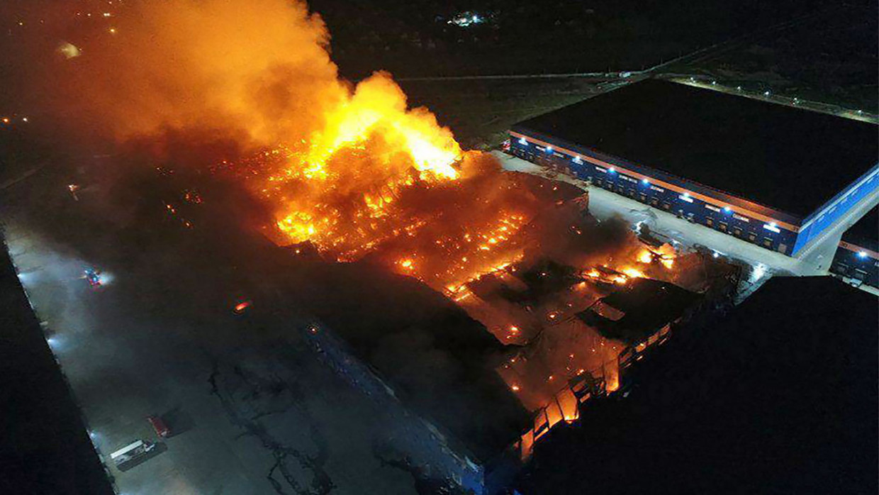 Brand bij een uitgeverij van schoolboeken in Bogorodski, ten oosten van Moskou. Beeld Russisch ministerie van Noodsituaties / TASS
