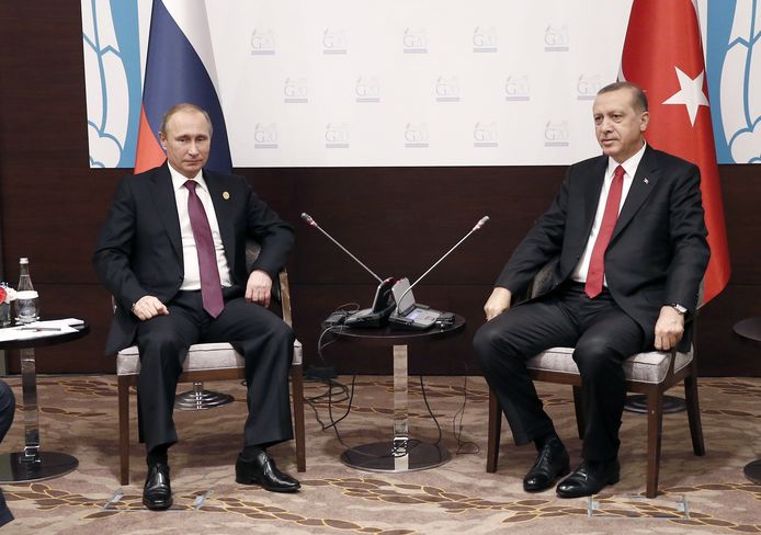 De Russische president Vladimir Poetin (links) en de Turkse president Recep Tayyip Erdogan (rechts) in 2015.
