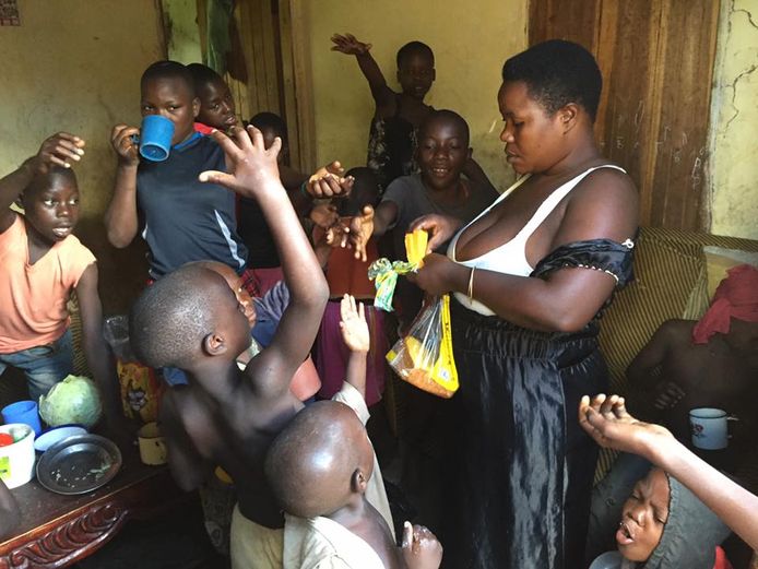 Mariam Nabatanzi met enkele van haar 38 kinderen.