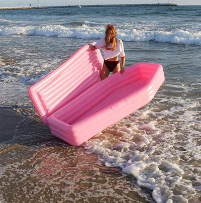 Morbide zomerdrijver: een opblaasbare doodskist