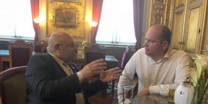 Brussels burgemeester Philippe Close (PS) ontving de 'prins' op 8 mei op zijn kabinet. Hij zou een protocol willen tekenen "om de daklozen te helpen". Close weigert commentaar te geven.
