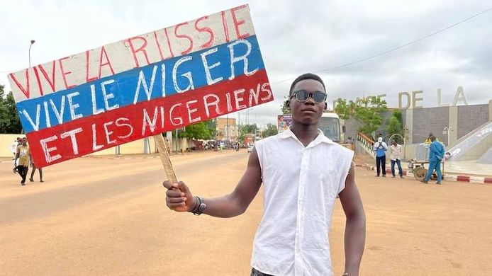 Un homme tient une pancarte "Vive la Russie, vive le Niger et les Nigériens".