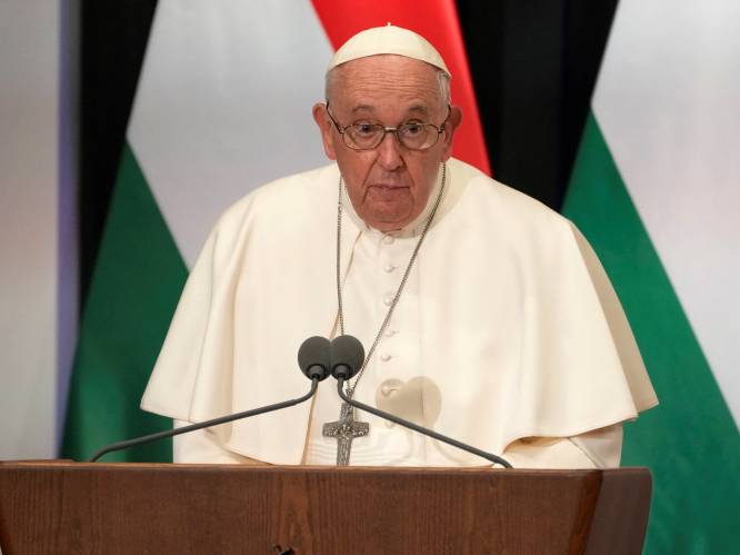 Paus roept in eerste toespraak in Hongarije op tot vrede in Oekraïne: “Geef niet toe aan kinderlijke oorlogszucht”