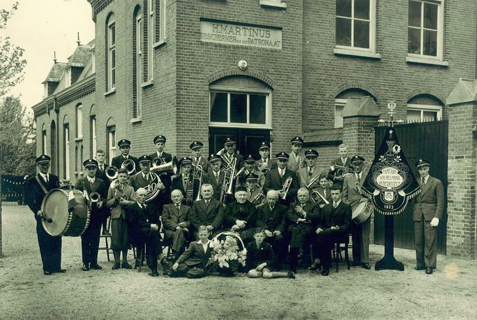 Groepsfoto tijdens het 25-jarig bestaan Fanfare Wilhelmina Nederasselt. Dit jaar viert zij haar jubileum van honderd jaar. De feestelijke aftrap vindt plaats op zaterdag 25 maart.