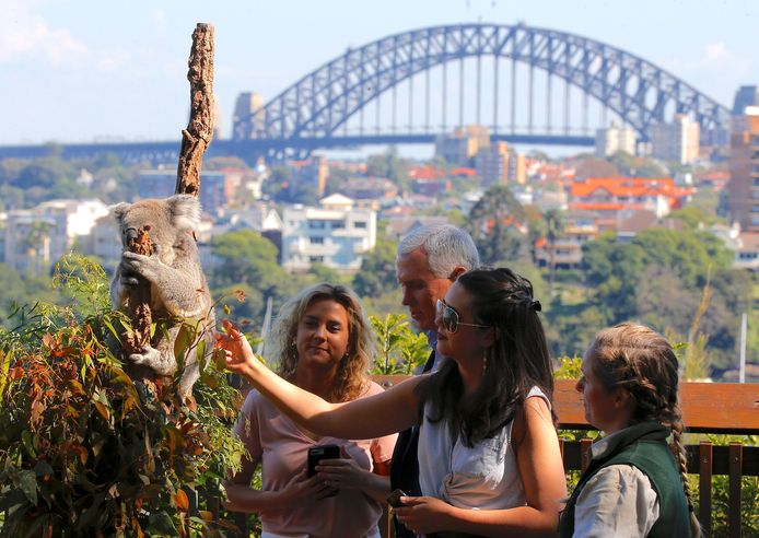 Mike Pence met zijn dochters Charlotte en Audrey in Taronga Zoo, met op de achtergrond de Sydney Harbour Bridge.