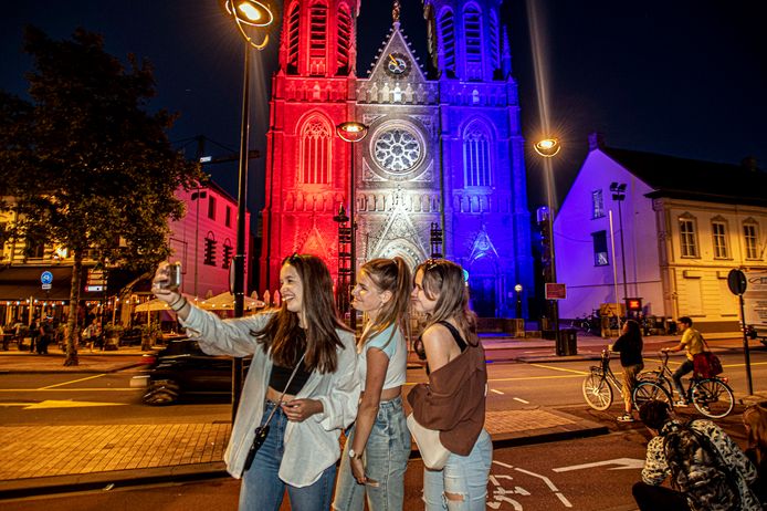 willem II jubileum in schijnwerpers
kerk heuvel als selfie achtergrond