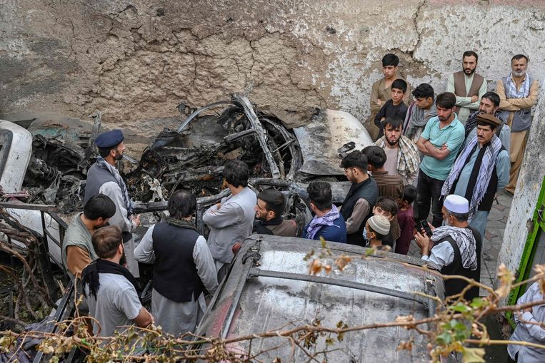 Familieleden en vrienden van de dodelijke slachtoffers van de Amerikaanse luchtaanval eind augustus In Kaboel waarbij tien Afghaanse burgers, onder wie zeven kinderen, om het leven kwamen. Beeld AFP