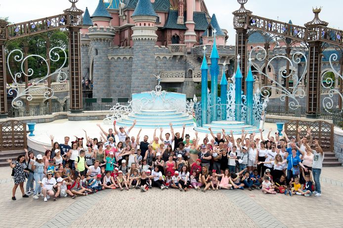 Meer dan 250 kindjes die opgroeien in een moeilijke situatie zakten af naar Disneyland Paris.