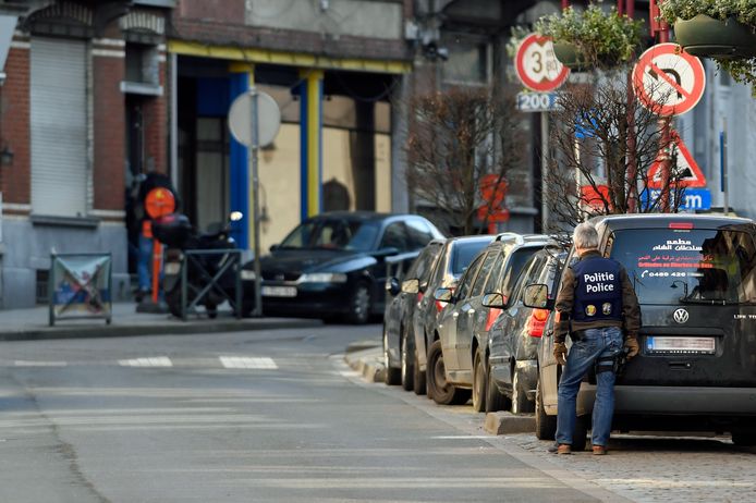 De politie rukte grootschalig uit op zoek naar de gewapende man(nen) in Brussel.
