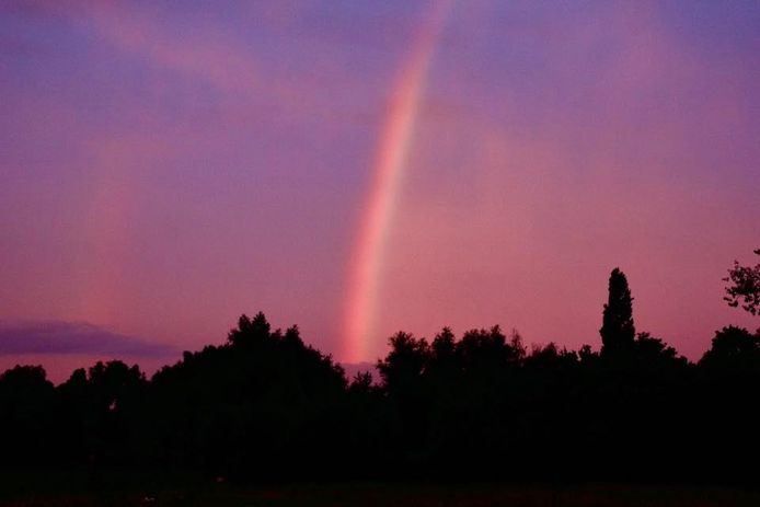 In het Oost-Vlaamse Melle kreeg je bij de zonsopgang nog gratis een regenboog.