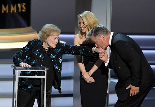 Betty White (96) krijgt bij de Emmy Awards een kushand van Alec Baldwin.